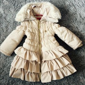 Le chic 2T beige / gold puffer coat with ruffles